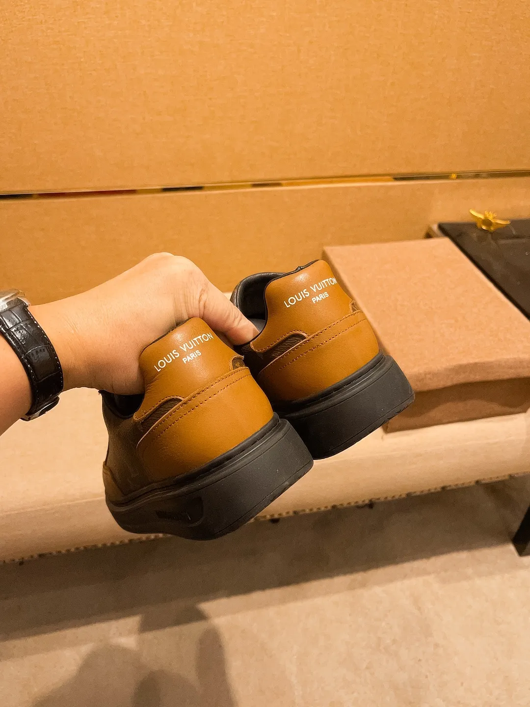Men's shoes 💰 400💰【 LV 】🔥 Louis Vuitton, high-end men's shoes brand, official website 1:1 latest masterpiece: the upper is made of first-layer cowhide imported from Italy with a comfortable and breathable lining➕original non-slip and wear-resistant outsole🔥, making walking more convenient and comfortable! An exclusive new model, a stunning work, a beautiful 1:1 replica [color] compared to the official quality! Create a fashionable personality to set off your uniqueness! A must-have for trendy men! Classic 🔥Size: 38-44 Color: 🔥 3⃣️colors available🔥.